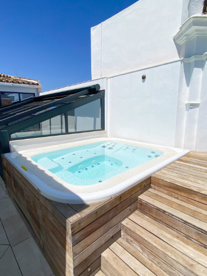 Jacuzzi en terraza con vistas al centro de Sevilla