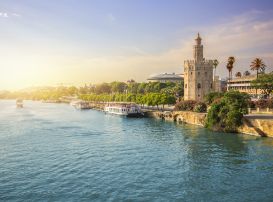 Torre del Oro situada a la orilla del río Guadalaquivir