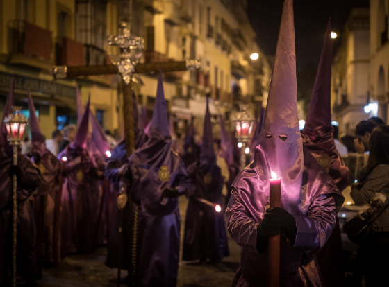 Procesión durante la Semana Santa sevillana